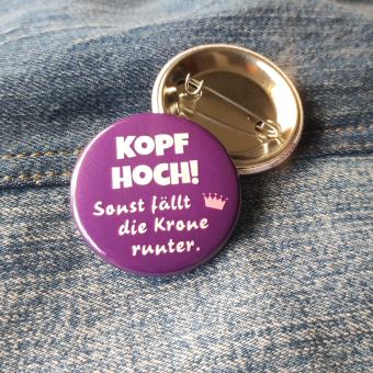 Ansteckbutton Kopf hoch, sonst fällt die Krone runter auf Jeans mit Rückseite